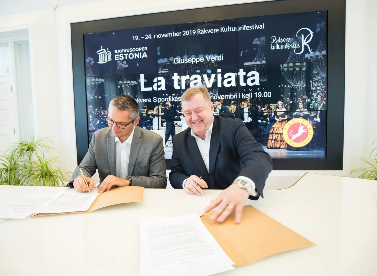 Rahvusooper Estonia peadirektor Aivar Mäe ja Rakvere linnapea Marko Torm sõlmisid linnavalitsuse valges saalis koostööleppe ooperi "La traviata" esitamiseks novembris toimuval Rakvere kultuurifestivalil.