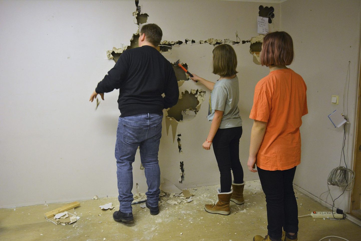 Võsu noorteklubi aktiivsed liikmed alustasid uutes ruumides remonditöödega.