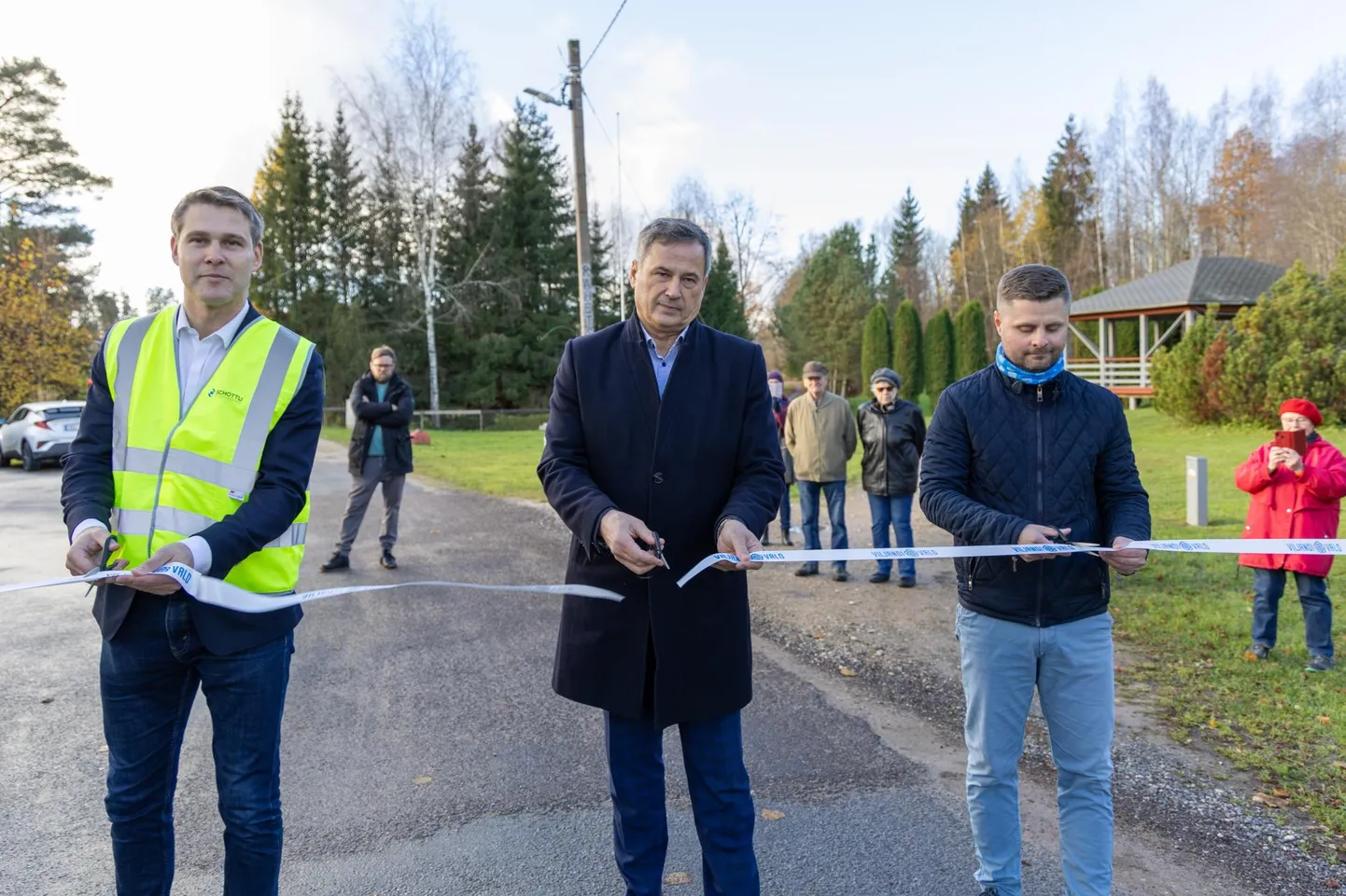 Lindilõikamine tähistas Rahetsema&nbsp;torustiku&nbsp;valmimist ja külaelanikele puhtama&nbsp;elu algust. Lindi lõikasid läbi&nbsp;aktsiaseltsi Schöttli Keskkonnatehnika juhataja Tarmo Juhanson, Viljandi vallavanem Alar Karu ja&nbsp;osaühingu Ramsi VK juhataja Steve Võsu.