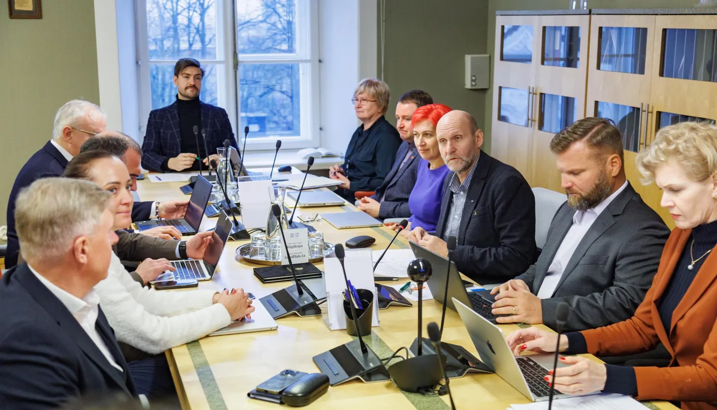 Riigikogu põhiseaduskomisjoni istung. Laua otsas esimees Hendrik Johannes Terras.