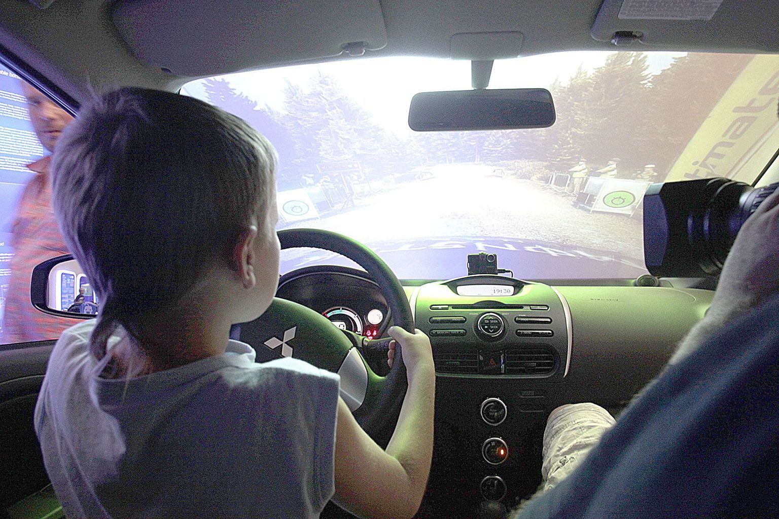 Selles pole midagi ebaseaduslikku: laste suureks rõõmuks on ühest elektriautost tehtud sõidumatkur.