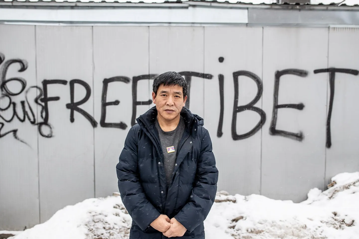 Tiibeti filmitegija ja aktivist Dhondup Wangchen Tallinna Hiina suursaatkonna majandus- ja kommertsbüroo vastas asuva grafiti «Free Tibet» ees.
