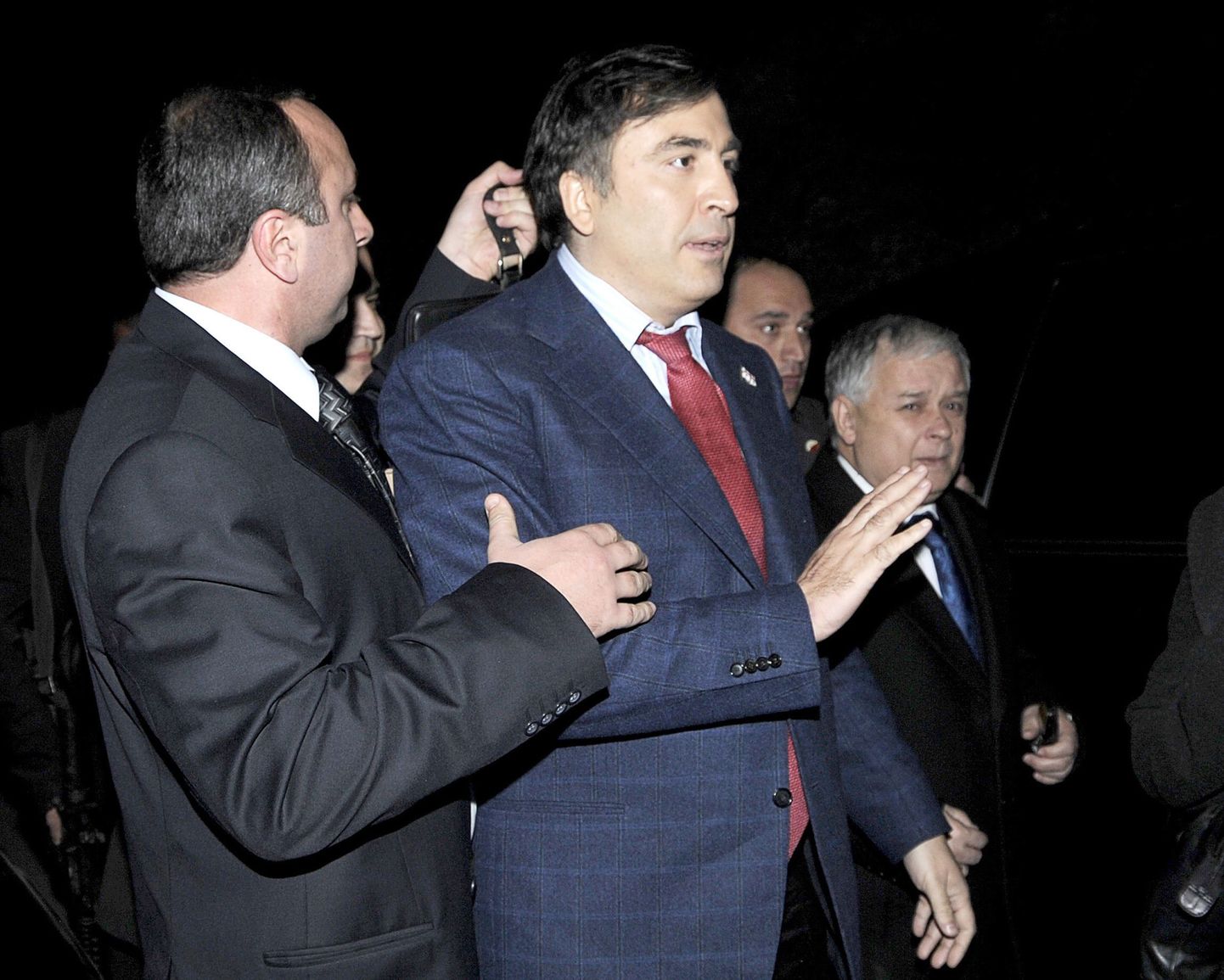 Gruusia president Mihheil Saakašvili ihukaitsjate vahel Lõuna-Osseetia kontrolljoone juures.