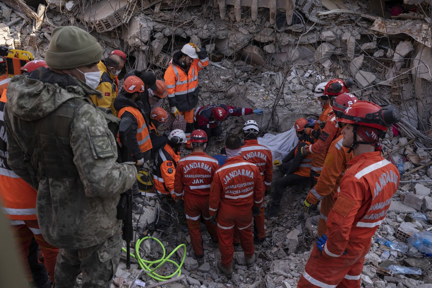 Türgi päästetöötajad otsimas maavärinas varisenud majast Antakyas ellujäänuid ja hukkunuid