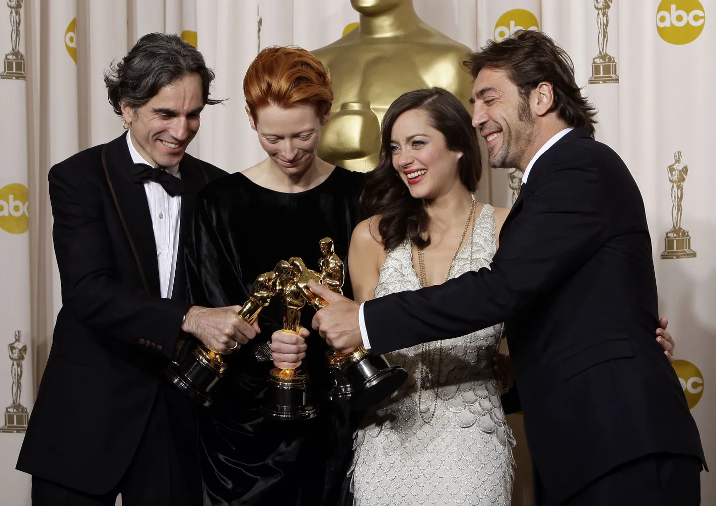 Vasakult paremale - parim meespeaosatäitja, inglane Daniel Day-Lewis, parim naiskõrvalosatäitja, inglanna Tilda Swinton, naispeaosa Oscari saanud prantslanna Marion Cotillard ja meeskõrvaosa Oscari võitnud hispaanlane Javier Bardem