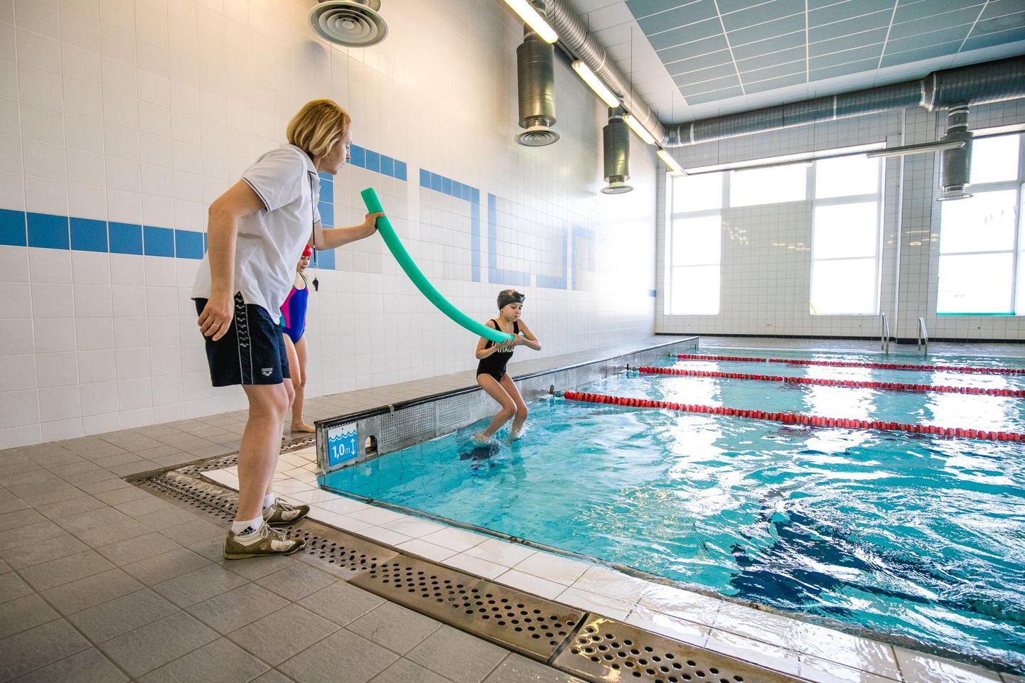 Pärnu spordikooli ujumistreeneri Marika Tikkerbäri sõnutsi on ujumisreformil palju plusse, näiteks on kasvanud ujumistundide maht ja rohkem rõhku pandud ujumisoskuste parandamisele.