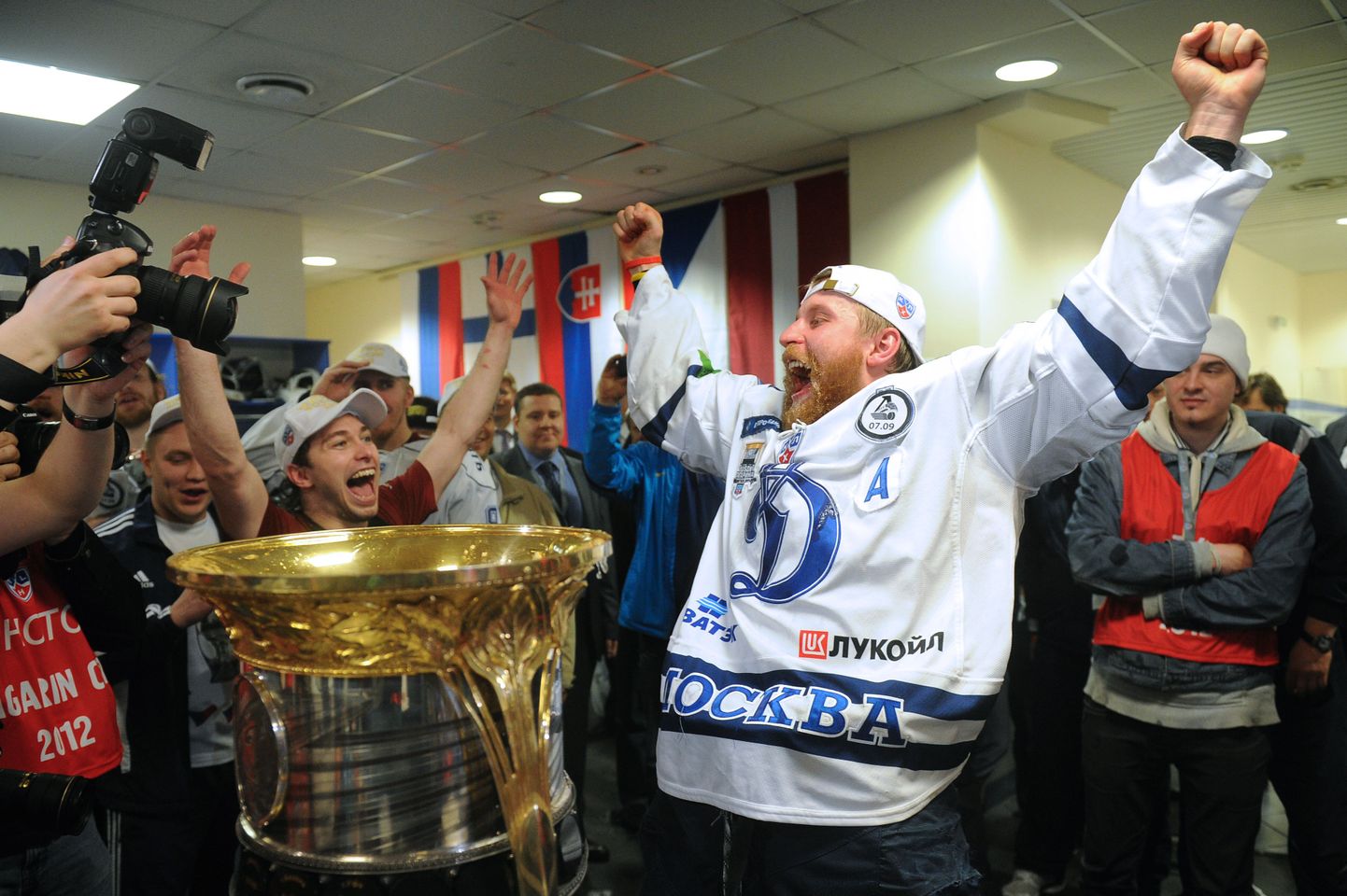 Лео Комаров после победы "Динамо" в чемпионате КХЛ (Кубке Гагарина).