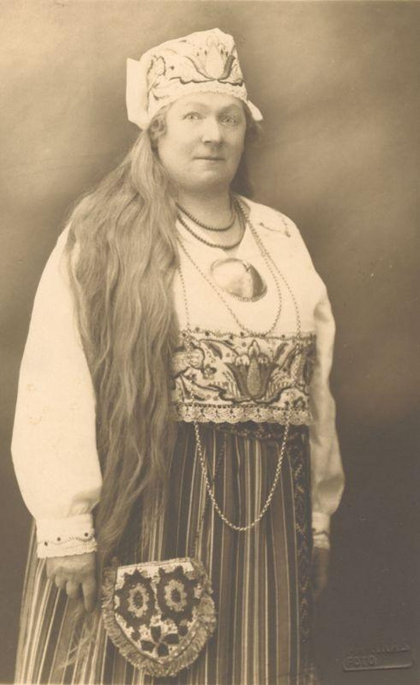 Rattaretke nimikangelane Mari Raamot (1872–1966) oli aastatel 1927–1936 Naiskodukaitse esinaine.