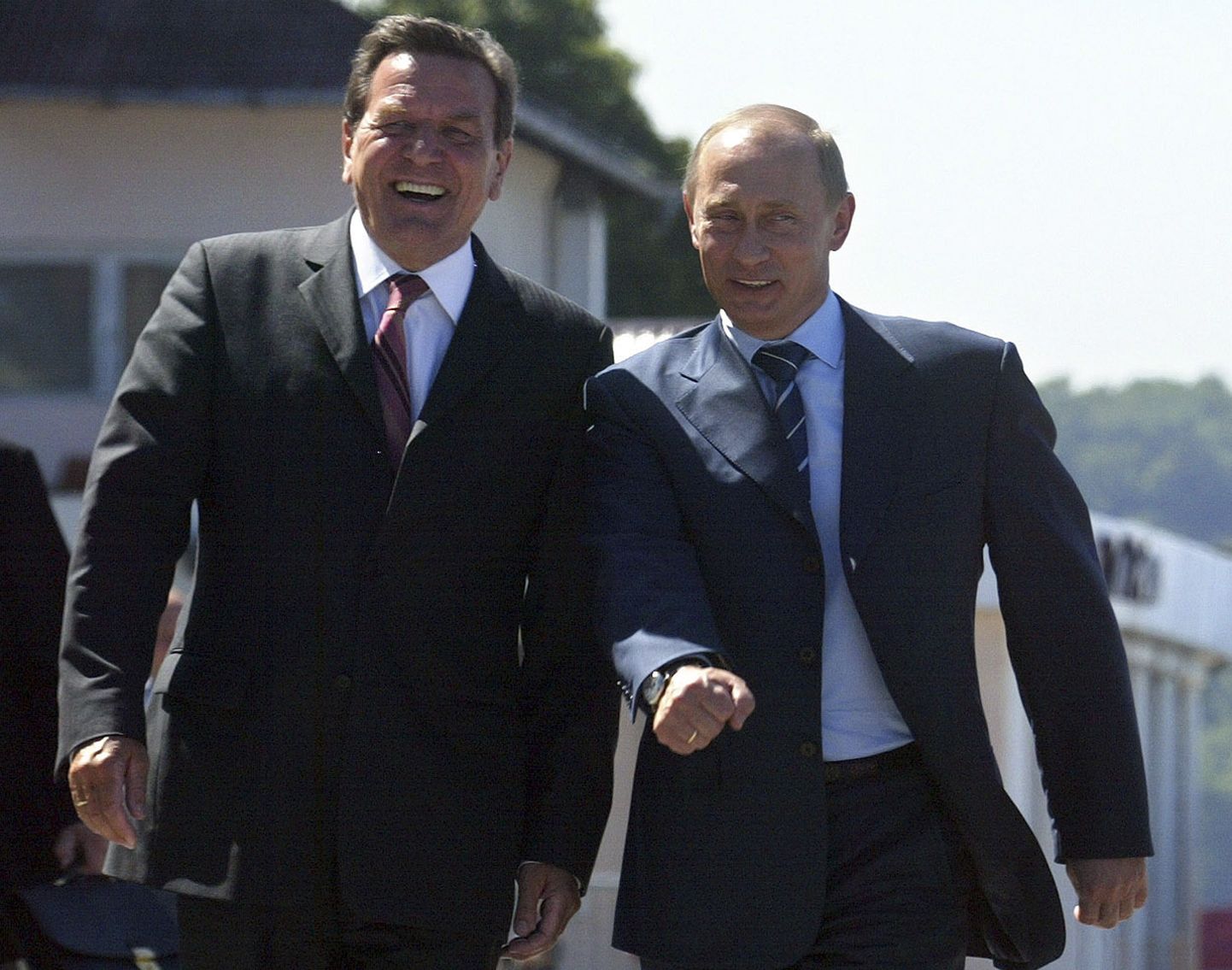 (No kreisās) Gerhards Šrēders un Vladimirs Putins. 2005. gads.