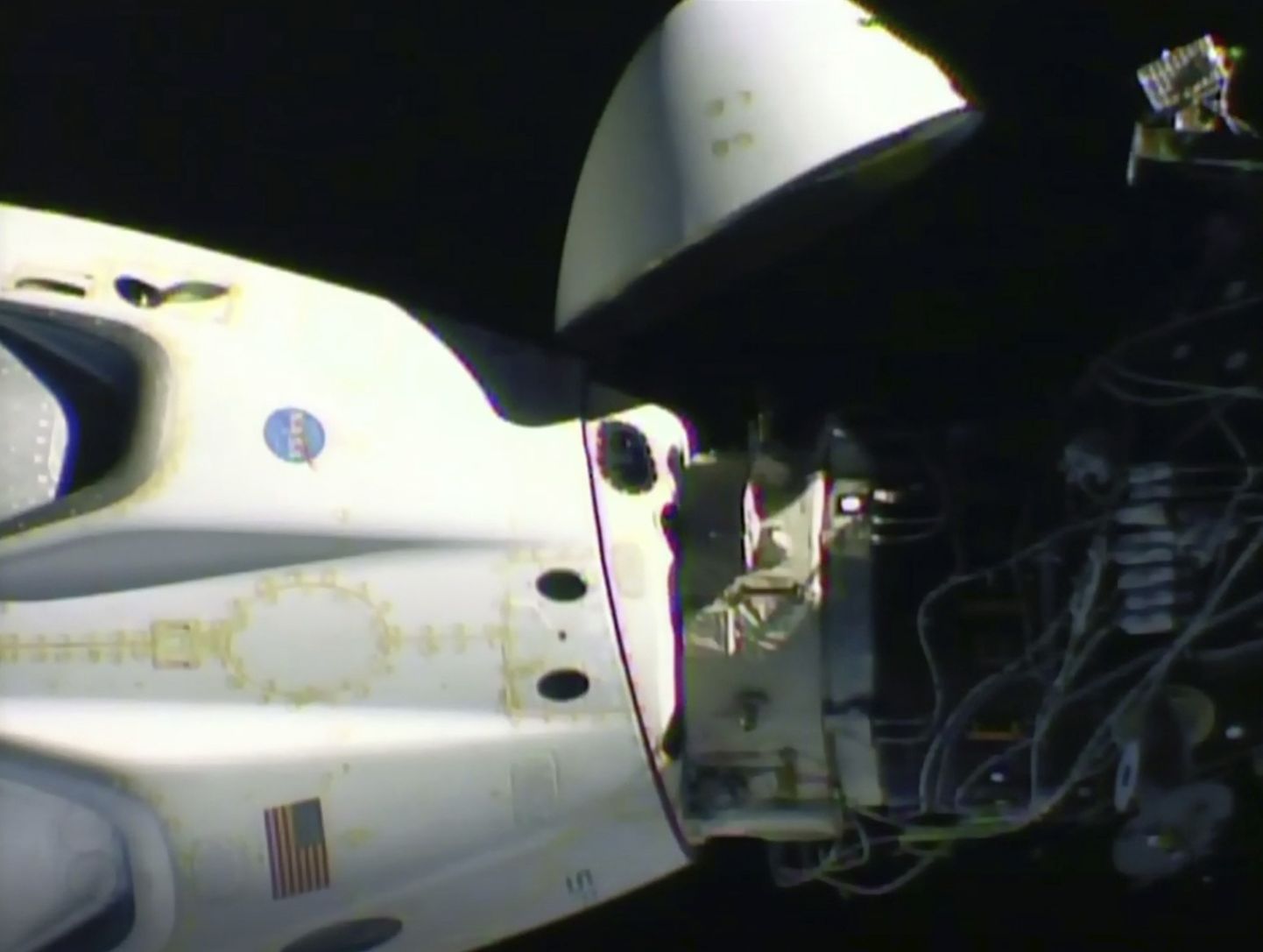 SpaceX-i kosmosekapsel Crew Dragon (vasakul) enne eraldumist Rahvusvahelisest Kosmosejaamast.