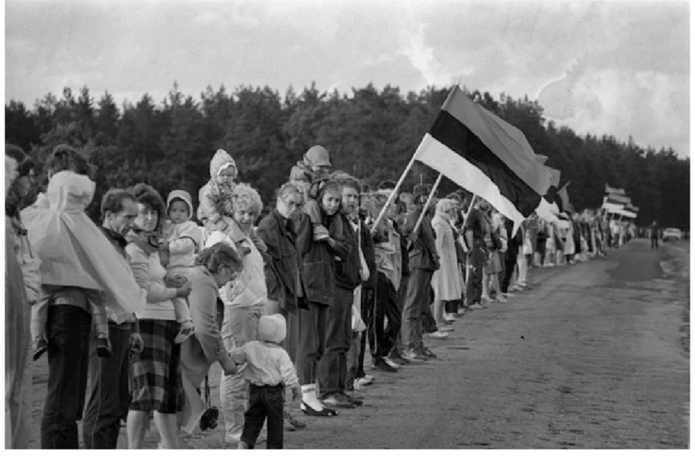 675-километровая живая «Балтийская цепь», протянувшаяся от Вильнюса до Таллинна 23 августа 1988 года в знак протеста против нахождения будущих независимых балтийских стран в составе СССР.  