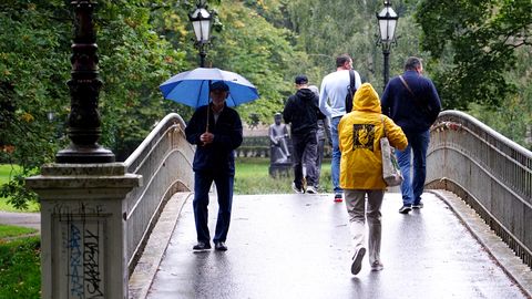 Foto ⟩ Svētdiena būs neierasti silta, taču īslaicīgi līs