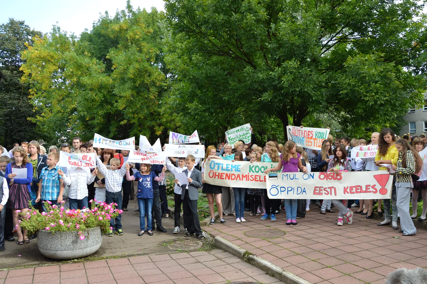 Нарва годами борется за сохранение эстоноязычного гимназического образования. Этот снимок сделан на акции протеста, которая состоялась в сентябре 2013 года перед Нарвской эстонской гимназией.