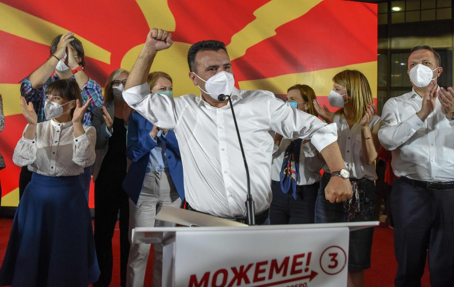 Põhja-Makedoonia sotsiaaldemokraatide liider Zoran Zaev tähistas ööl vastu eilset toetajate keskel valimisvõitu, kuid tema erakonna napp edu peamise konkurendi ees kinnitas taas, et nimemuutuse küsimus lõhestab jätkuvalt ühiskonda.