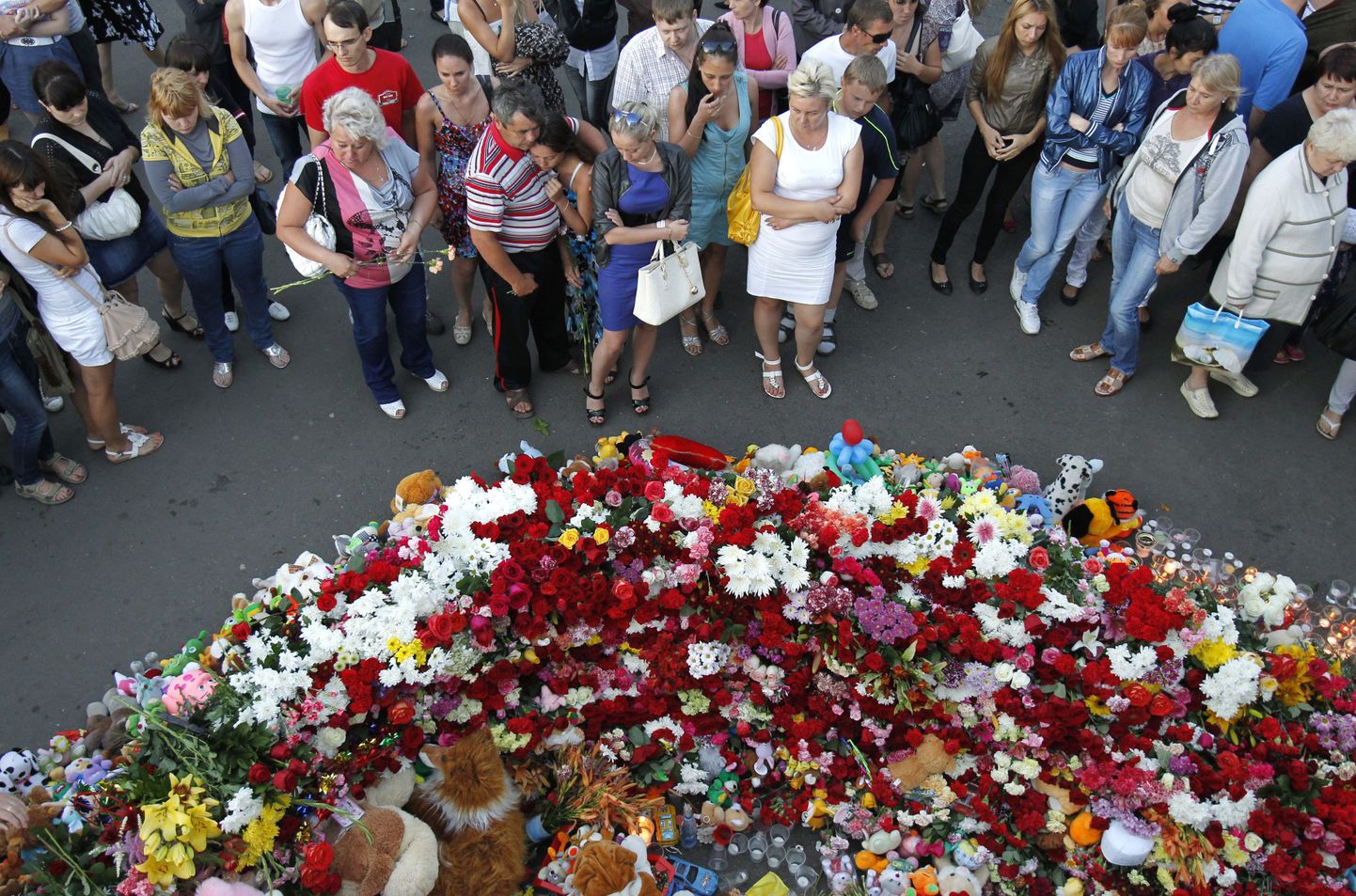 Kaasani sadama juurde on inimesed toonud Volga jõel juhtunud laevaõnnetuse ohvrite mälestuseks lilli ja mänguasju.