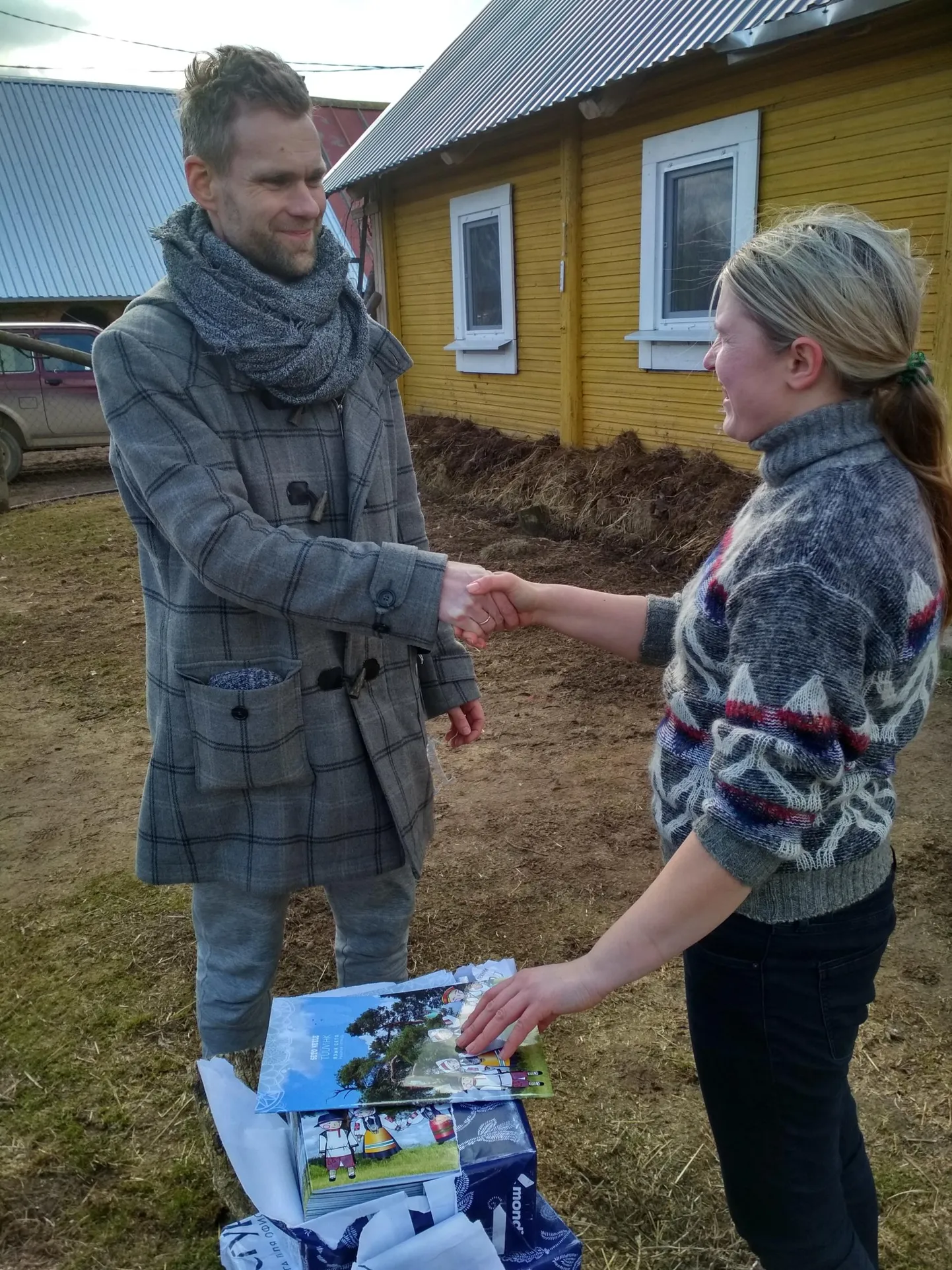 Setomaa aukonsul Dmitry Harakka-Zaytsevandis Petseri koolis seto lapsi õpetavale Elena Variksoole üle seto töövihikud.