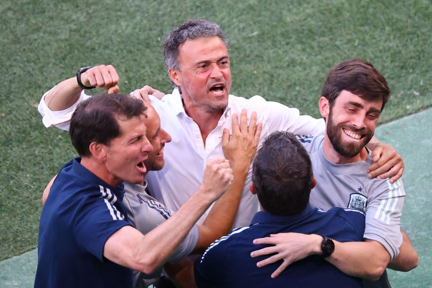 Hispaania peatreener Luis Enrique (keskel) tähistab Horvaatia alistamist ning jõudmist UEFA EURO 2020 kaheksa parema hulka.