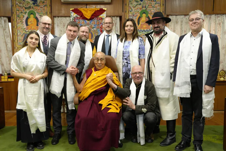 Delegatsiooni kuulusid (vasakult) ​ Hanah Lahe, Ando Kiviberg, Roy Strider, Sakarias Jaan Leppik, Priit Rohumaa, Karmen Joller, Juku-Kalle Raid (dalai-laama kõrval), Urmo Uiboleht​ ja Jaak Valge.