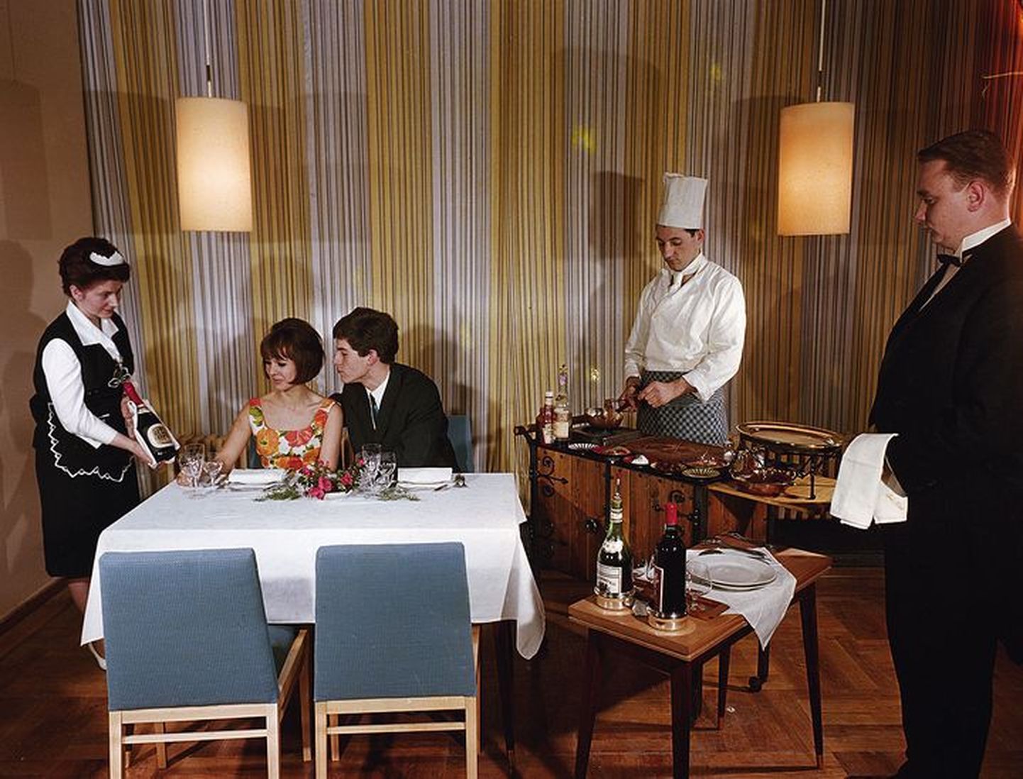 Kuvatõmmis Kurt Schwarzeri fotost. Leipzigi hotelli restoran aastal 1967.