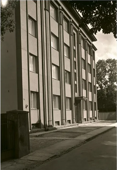 Дом по адресу Лембиту, 3. Спереди и сзади на снимке видны заборы соседних участков. Конец 1930-х годов.