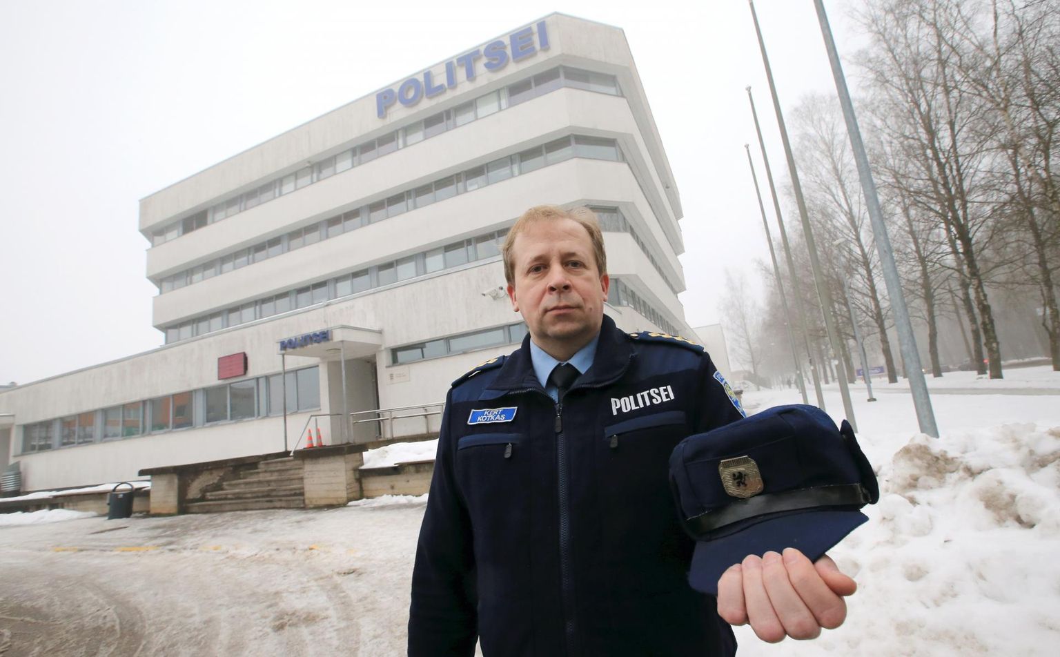 Politsei­kapten Kert Kotkas hoiab hellalt esimest vormimütsi, mis märgib aega, mil ta oli Tartu linnas kordnik.