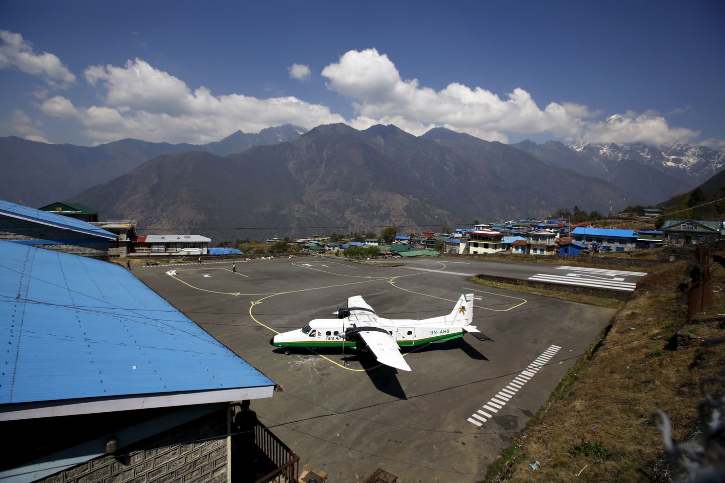 Lennufirma Tara Air reisilennuk Twin Otter Nepali Lukla lennuväljal. Foto on illustreeriv.
