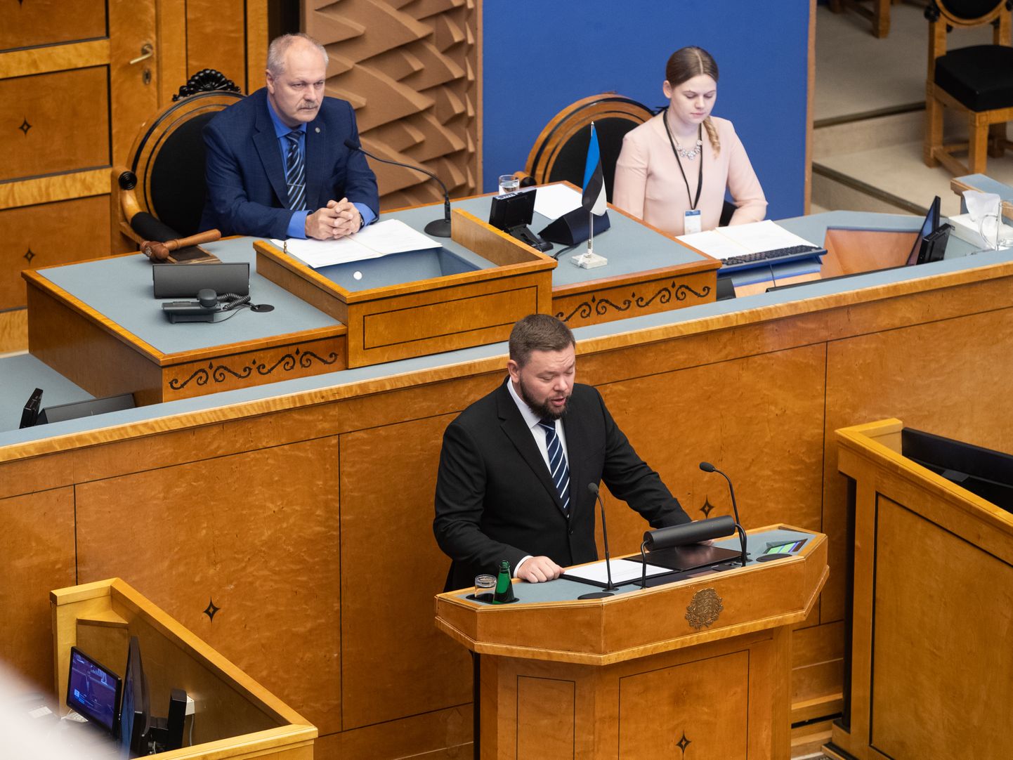 Infotehnoloogia- ja väliskaubandusminister Kaimar Karu riigikogu eest ametivannet andes.
