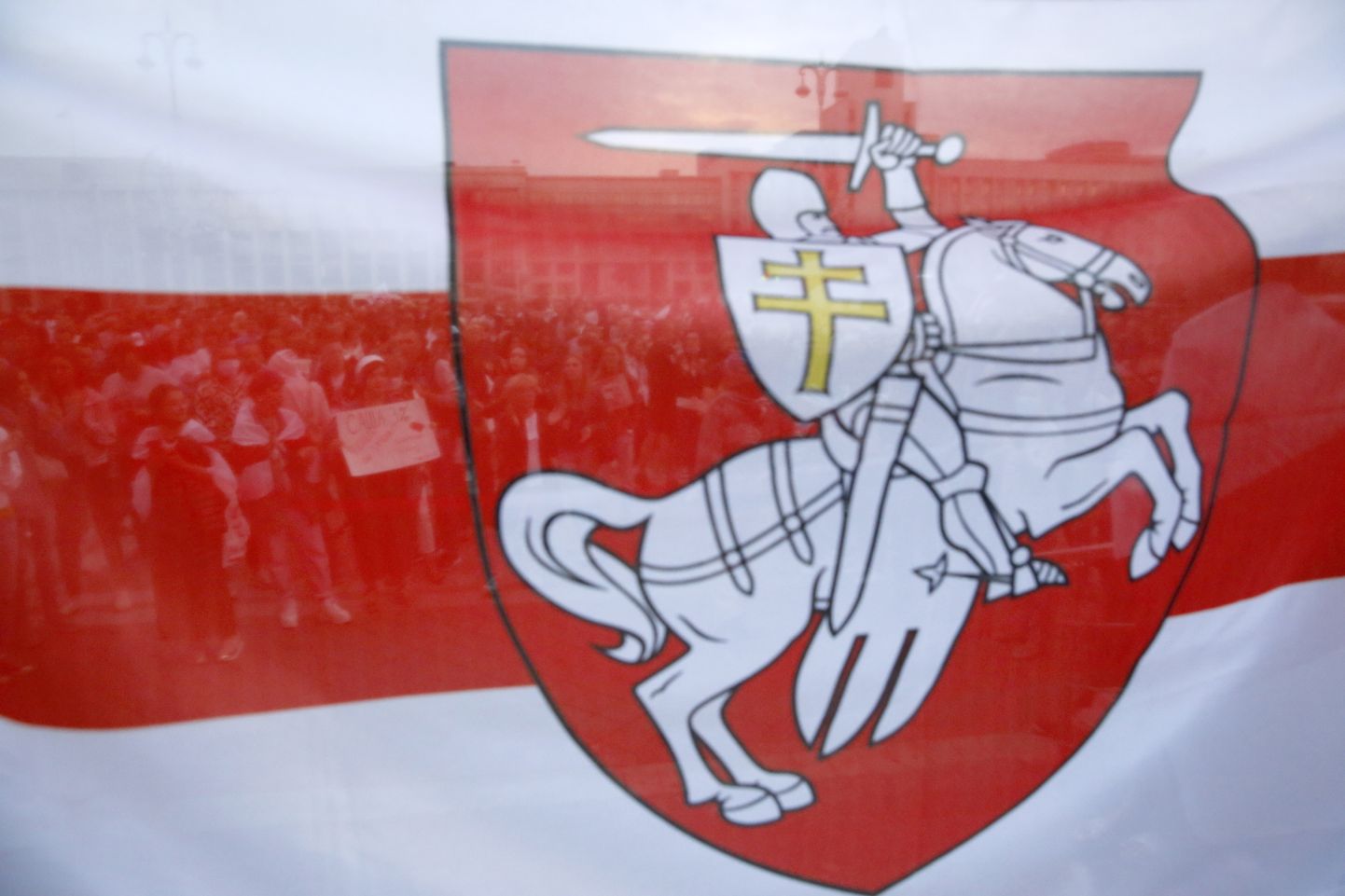 Valgevene protestijad kasutavad meelsuse näitamiseks valge-punane-valge lippu, mille keskel on Leedu suurvürstiriigi vapp