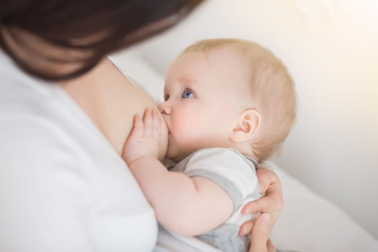 Vaktsineeritud ema võib läbi rinnapiima jagada antikehasid ka beebile.