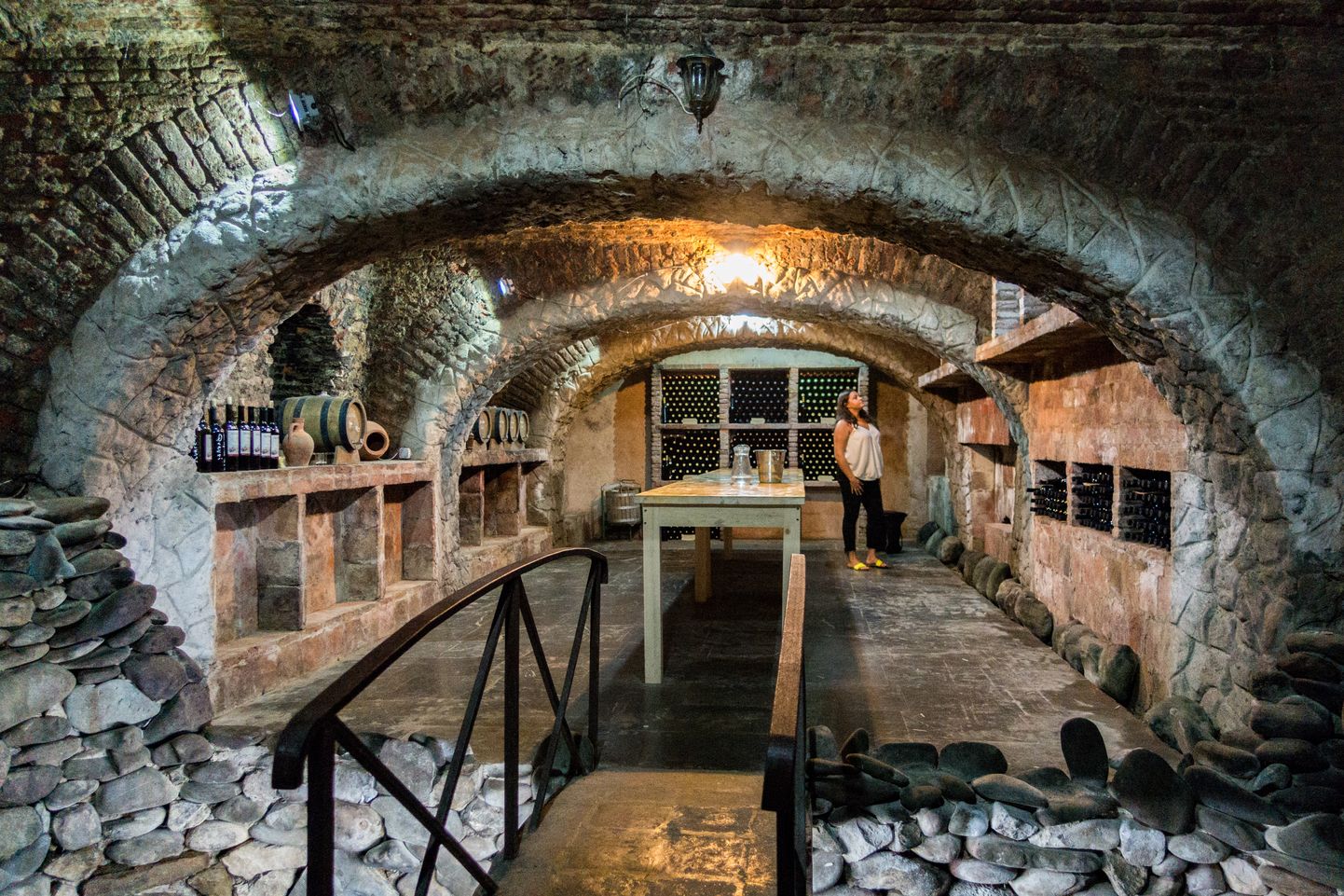 Pildil on ajalooline veinikelder Thbilisis, kus Stalin end varjas.