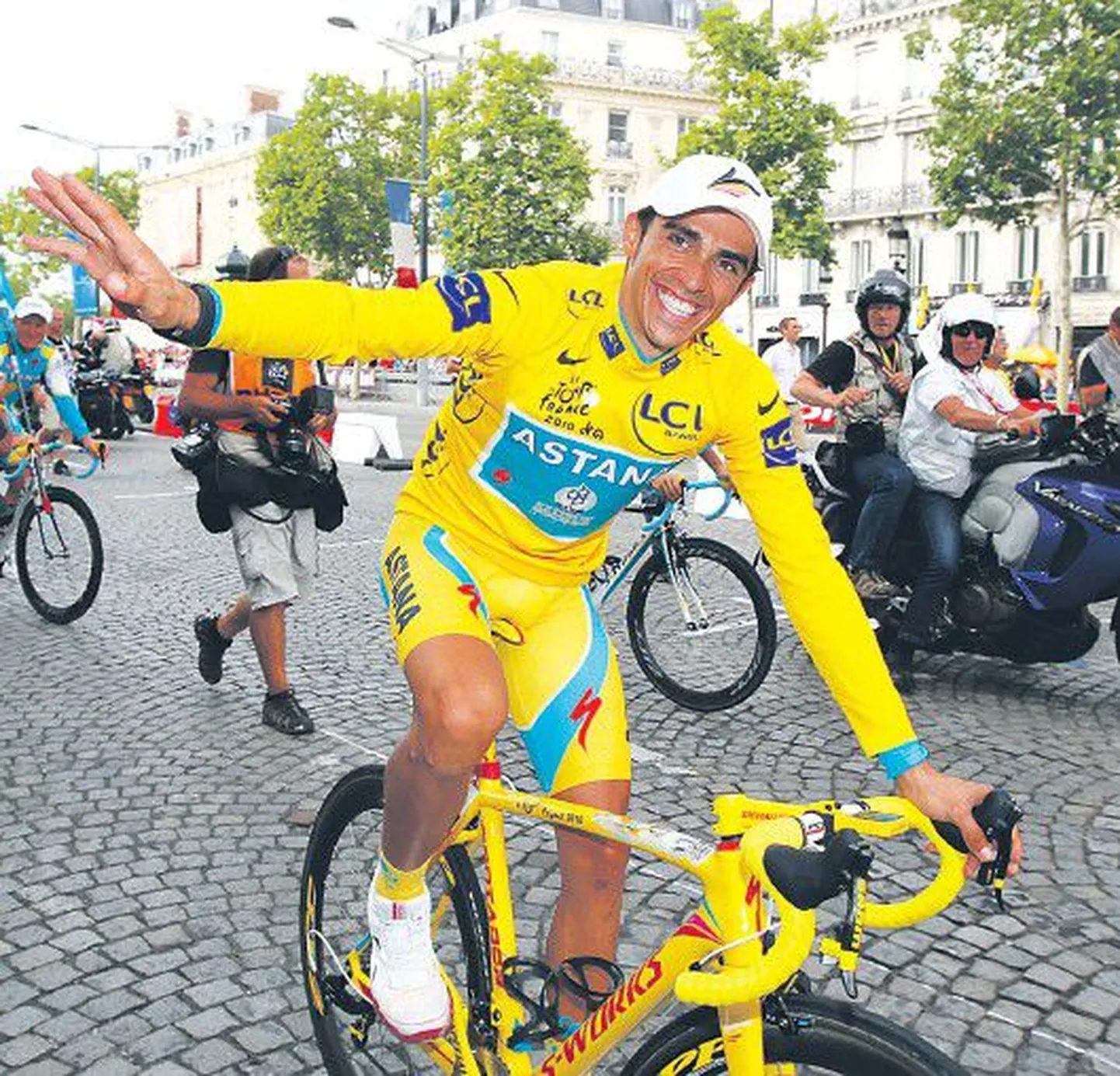 25 июля 2010 года испанца Альберто Контадора в желтой майке лидера восторженно встречали на Елисейских полях в Париже после победы в 97-й велогонке «Тур де Франс».