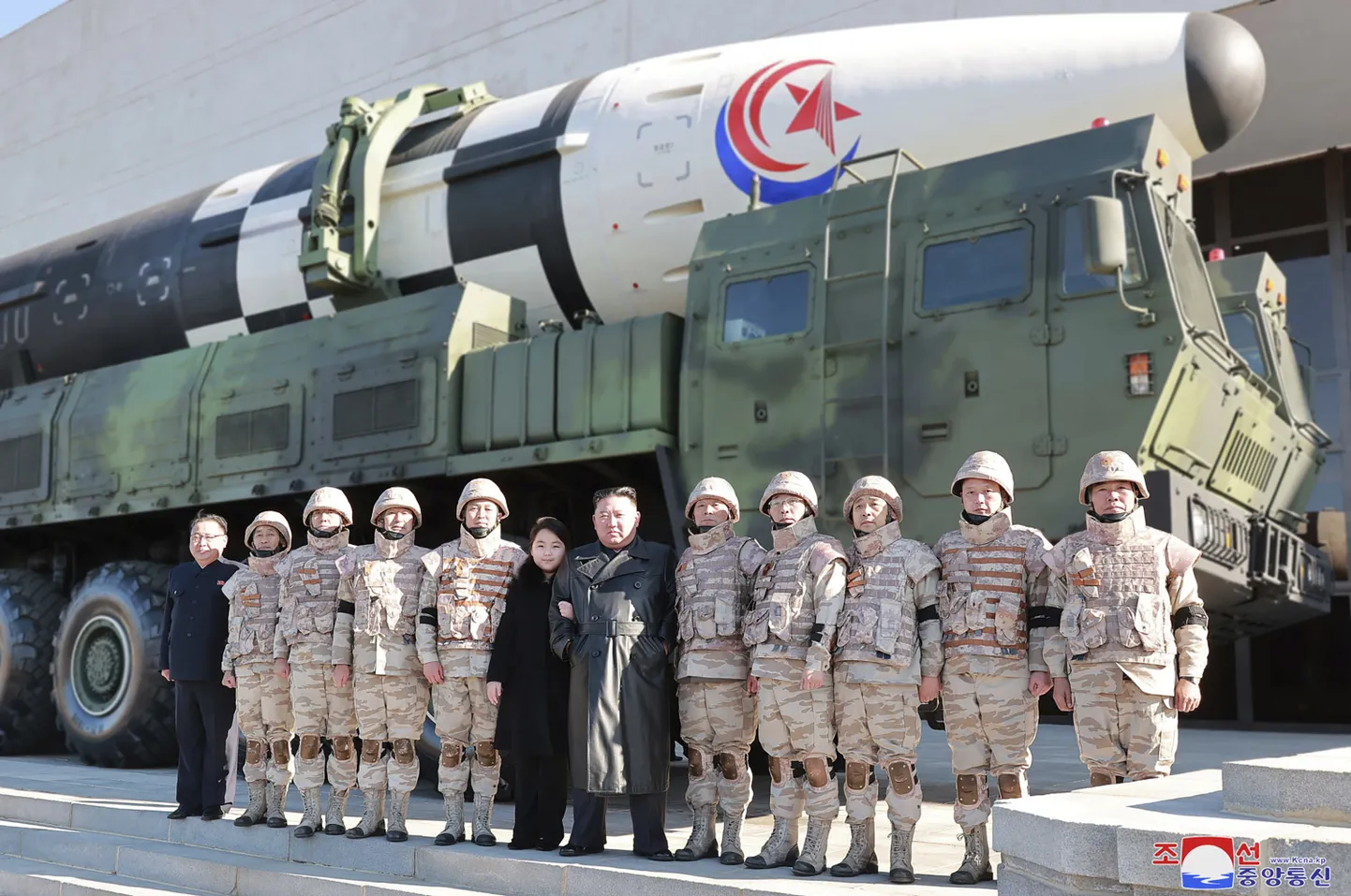 Põhja-Korea liider Kim Jong-un seismas koos tütre ja sõjaväelastega mandritevahelise ballistilise raketi Hwasong-17 ees.