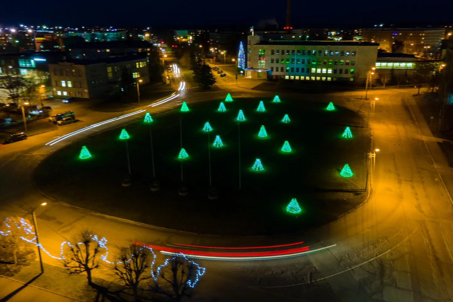 Rakvere gümnaasiumi juures asuva ringtee haljasala täitus valgustatud roheliste "kuuskedega".