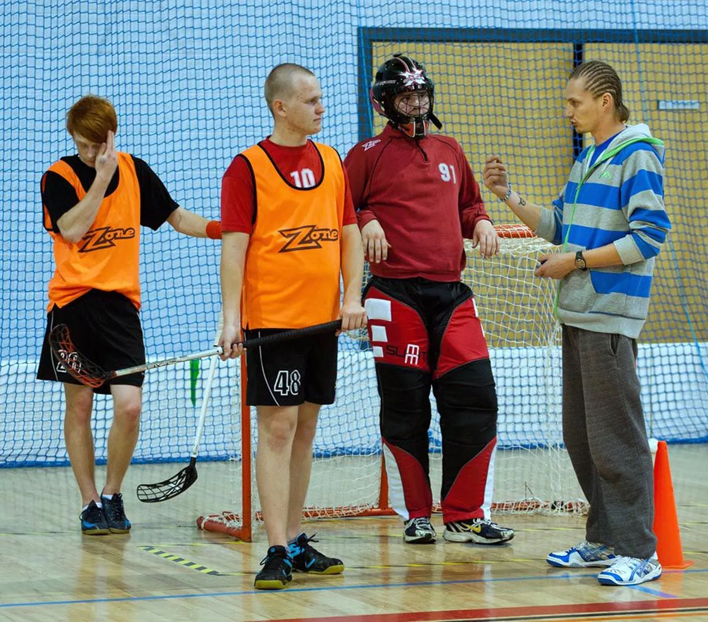 Saalihokimeeskond valmistub homme peetavaks mänguks, mis leiab aset kesklinna kooli spordisaalis.