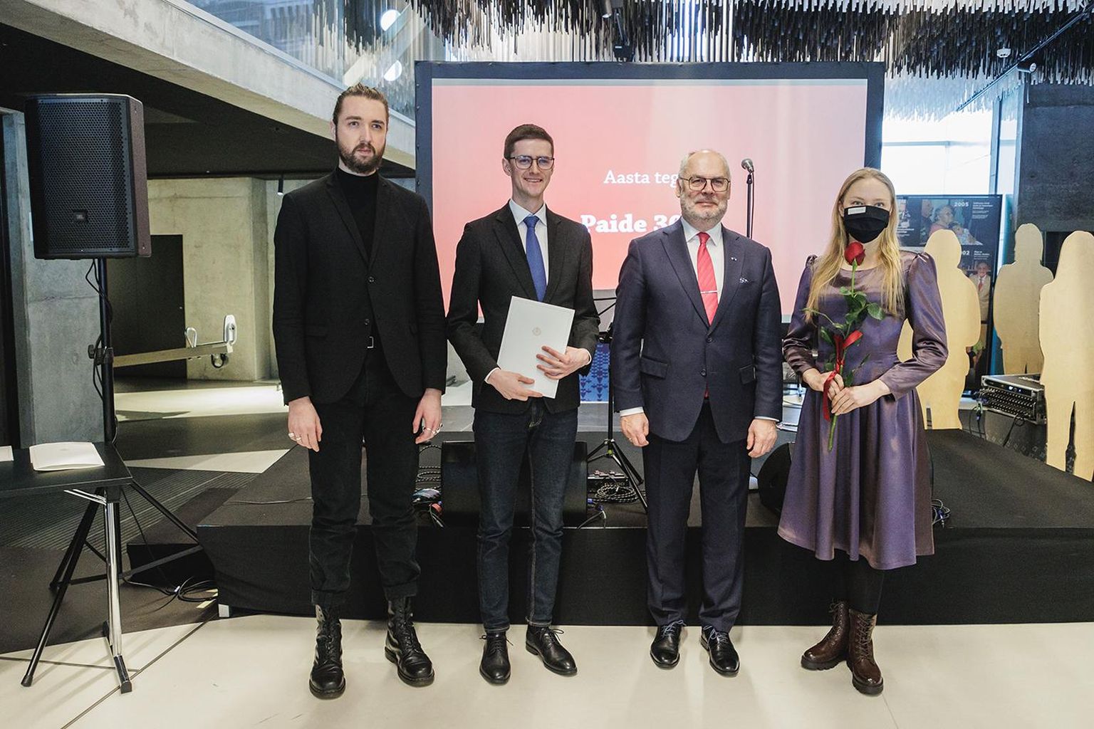 President Alar Kariselt võtsid tunnustuse vastu Paide teatrist Jan Teevet, Harri Ausmaa ja Maria Paiste.