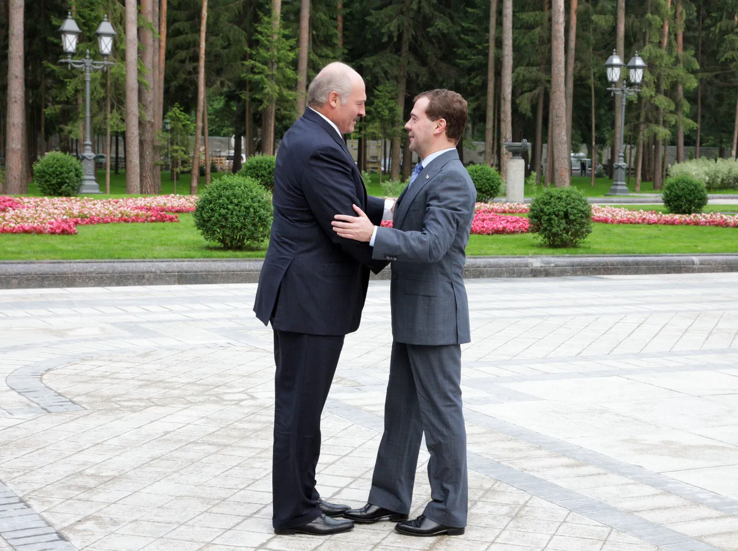 Valgevene president Aleksandr Lukašenka (vasakul) ja tema Vene kolleeg Dmitri Medvedev.