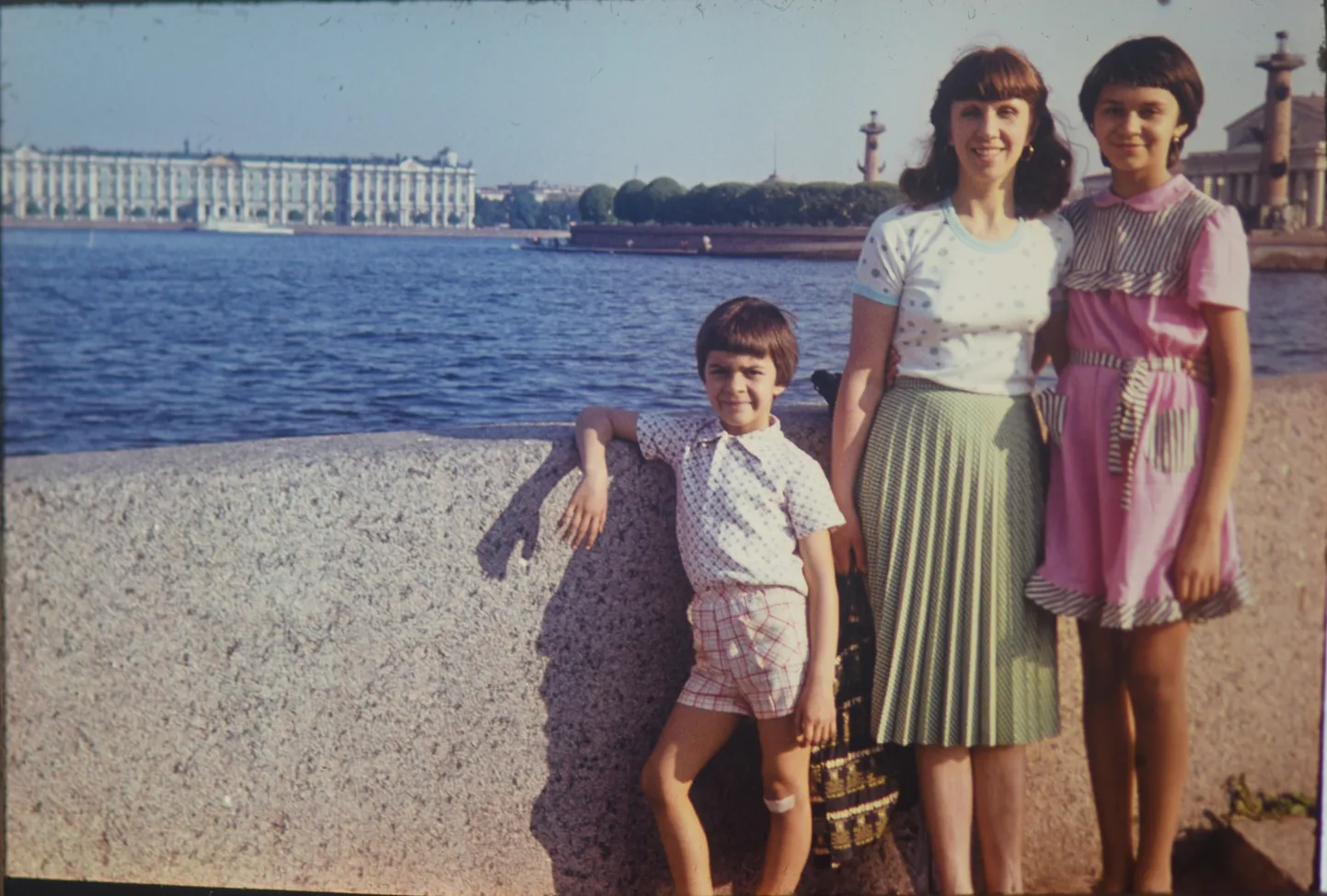 Nõukogude Liidu linn Leningrad umbes 1982. aastal. Neeva kaldaäärsel poseeris ema koos lastega