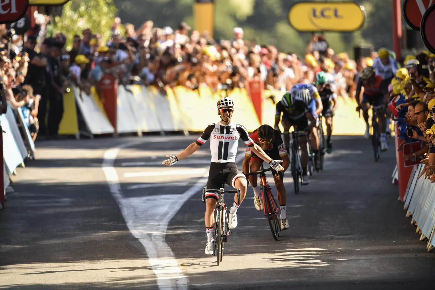 Michael Matthews tähistamas Tour de France'il etapivõitu.