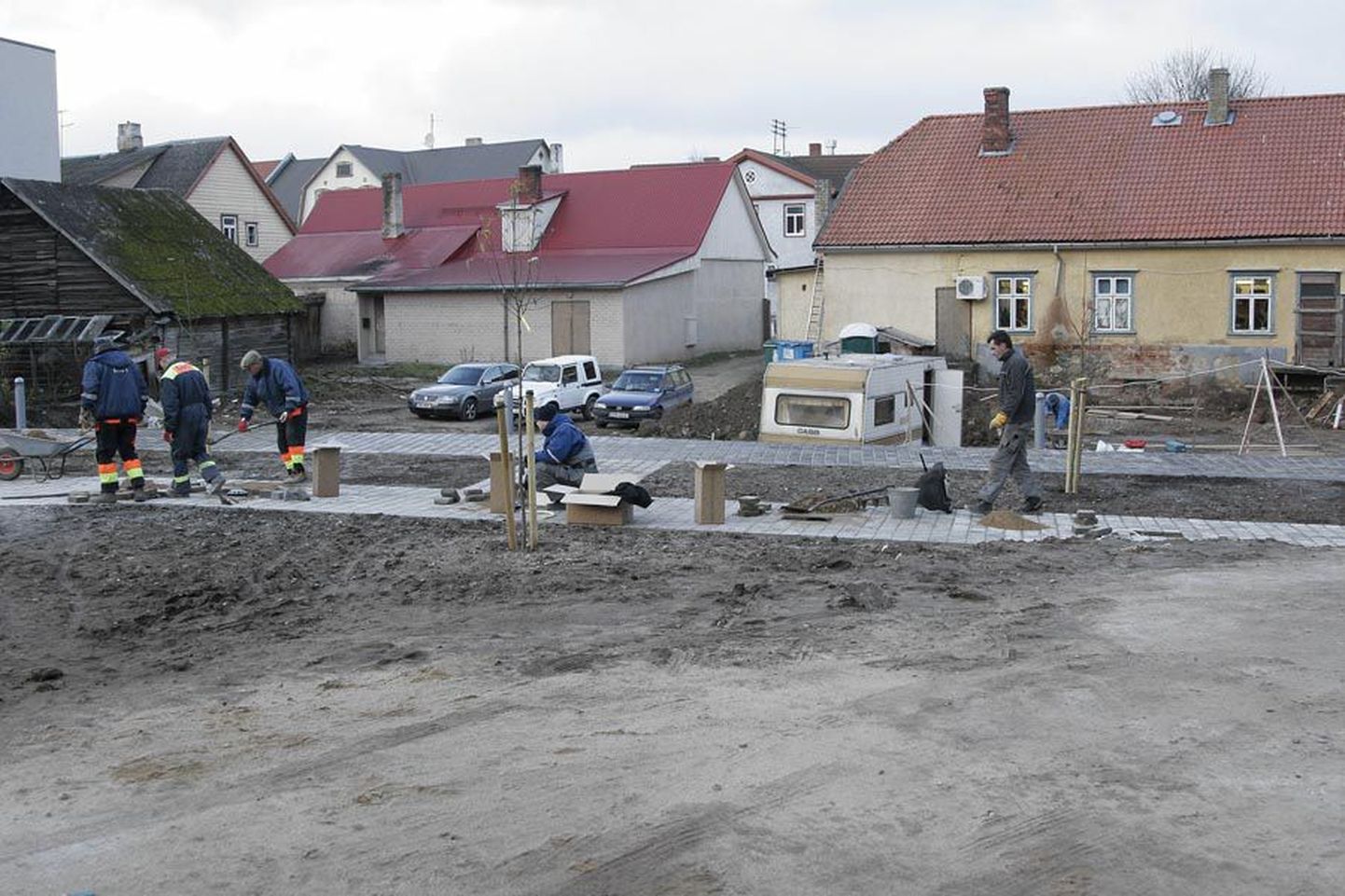 Kui ehitajad promenaadil töö lõpetavad, saab jalakäijatele rajatud osa küll kauniks, kuid Tartu tänava poolsete majade tagune jätab koleda mulje.