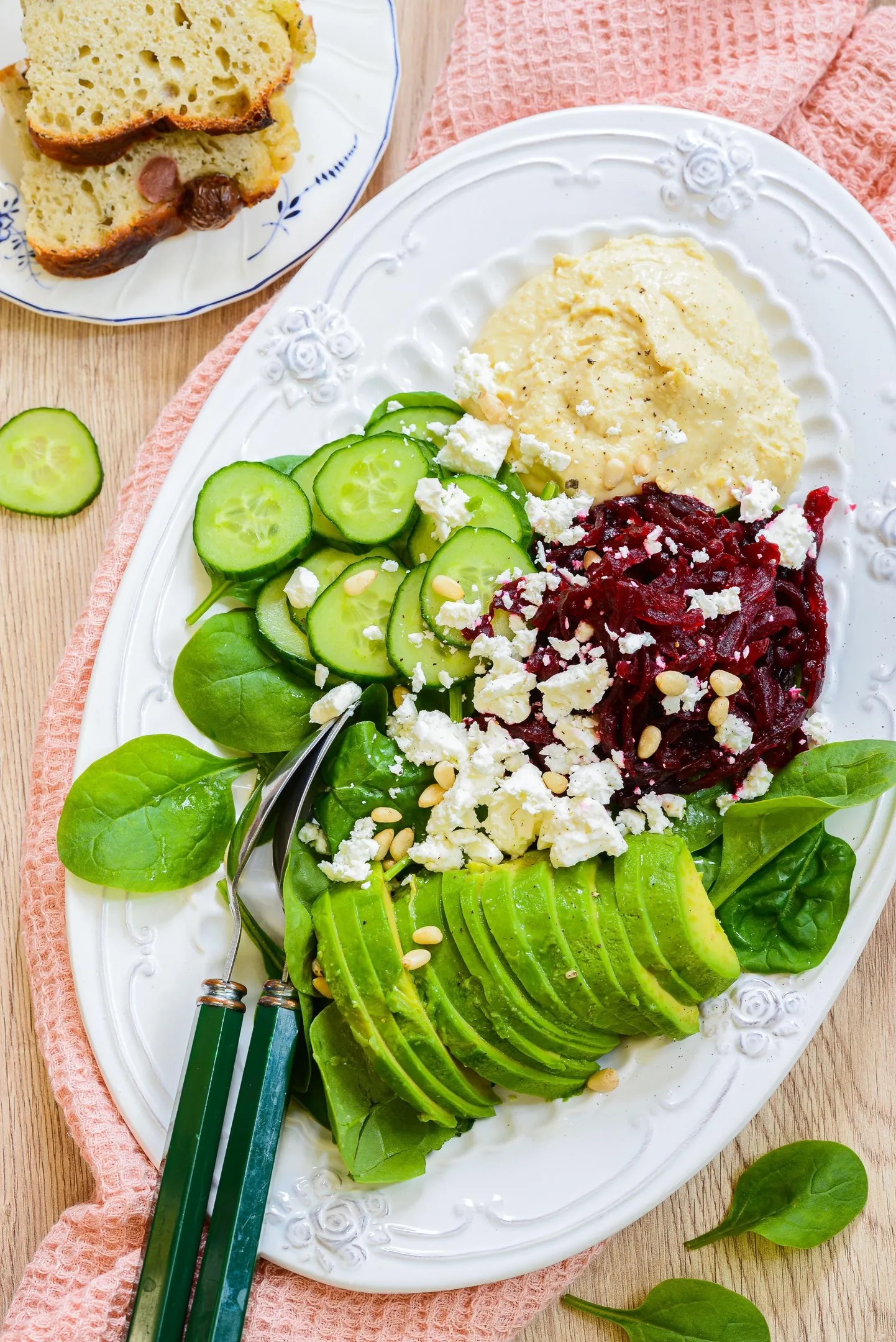 Salat värske kurgi ja hummusega.