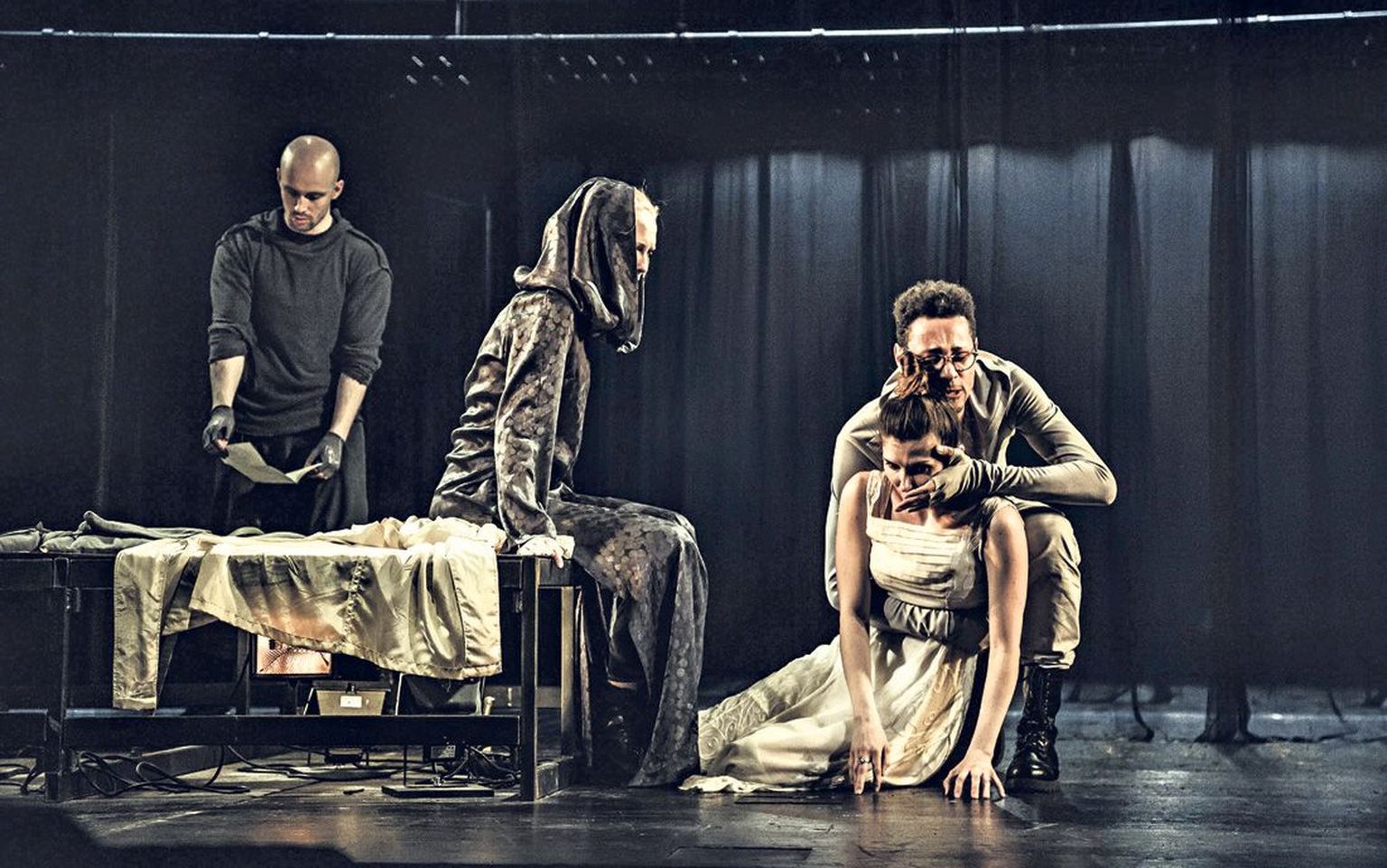 Stseen «Othellost» Vanemuise väikeses majas: Jago (vasakult, Sten Karpov) ja tema naine Emilia (Ragne Pekarev) ning Desdemona (Liis Laigna) ja tema mees Othello (Jim Ashilevi).