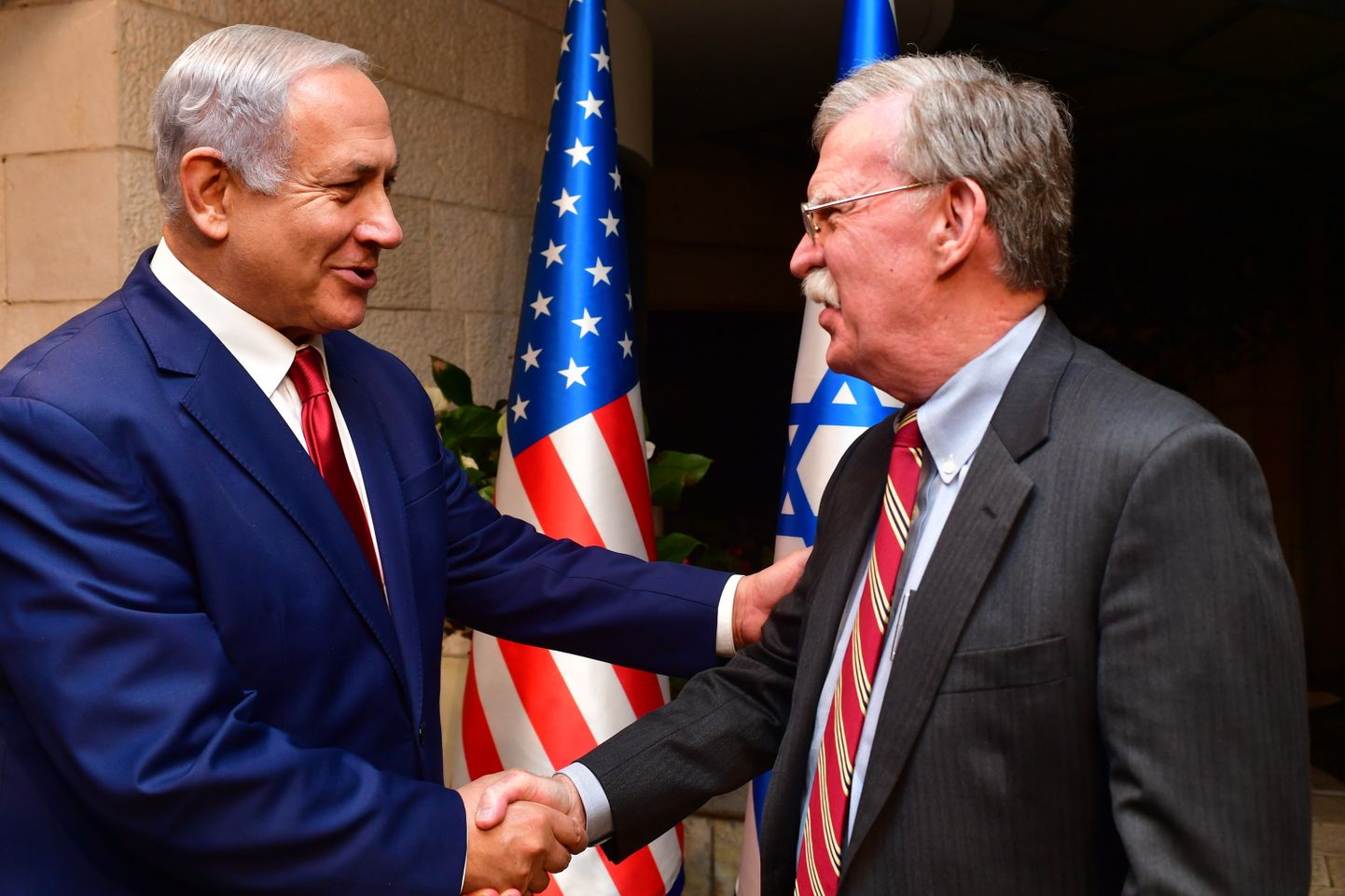 Iisraeli peaminister Benjamin Netanyahu pühapäeval Jeruusalemmas USA riikliku julgeoleku nõunikut John Boltonit tervitamas.