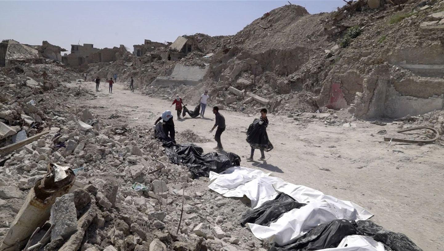 Mosuli vabatahtlikud surnukehasid kokku kandmas.