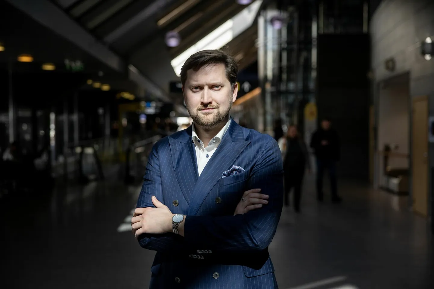 EKRE ankrumehe Jaak Madisoni meelest on Euroopa Liidu aluslepingute avamine mitmes mõttes ohtlik tee. Euroopa Parlamendis kuulub ta paremal äärel asuvasse fraktsiooni Identiteet ja Demokraatia.