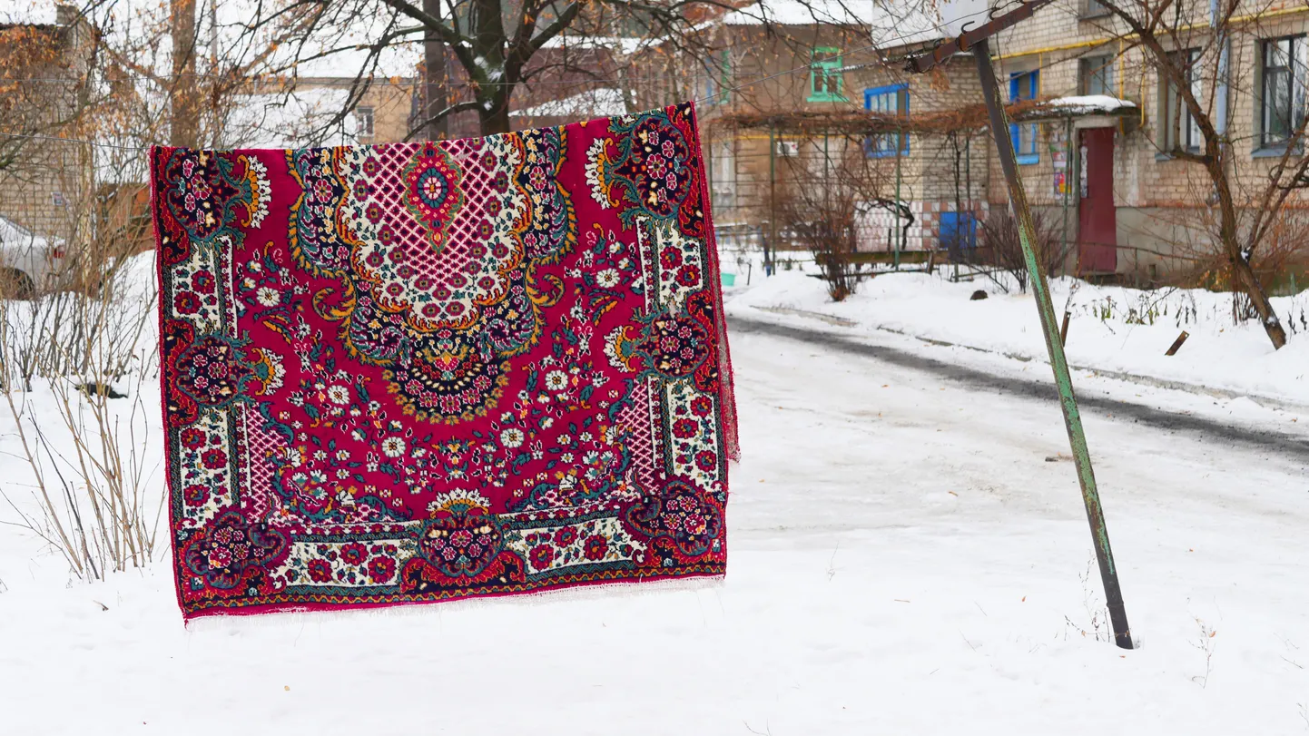 Ковры выбивали на улице, а зимой валяли в снегу. Иллюстративное фото