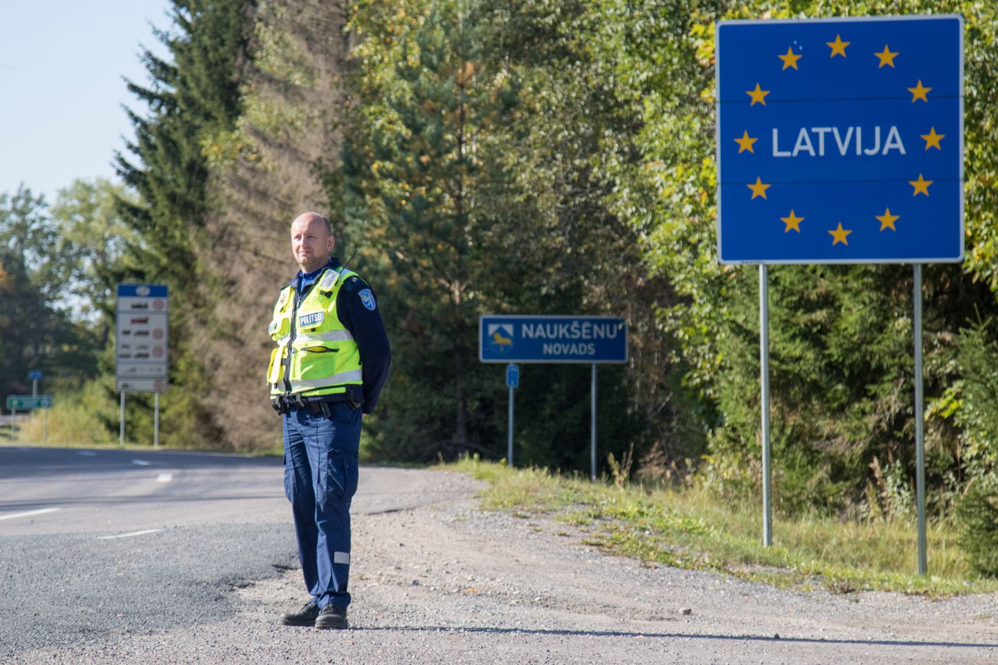 Руководитель Вильяндиского полицейского участка ждет у бывшего пограничного пункта Лилли прибывающие из Латвии машины.