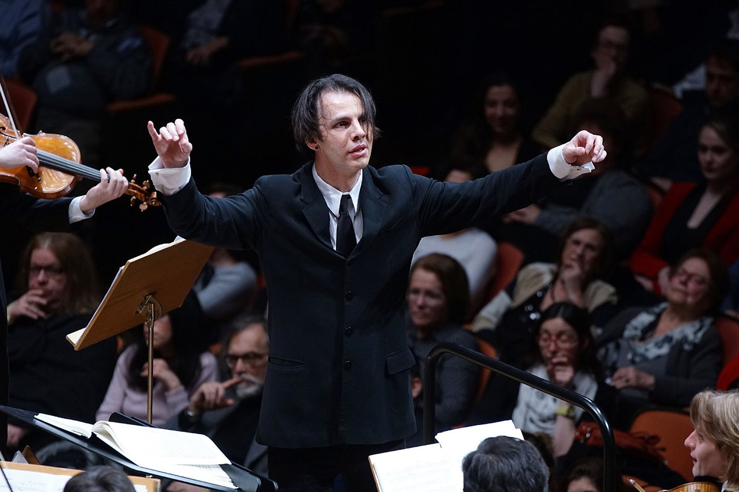 Vastuoluline dirigent Theodor Currentzis 2017. Ateenas juhatamas