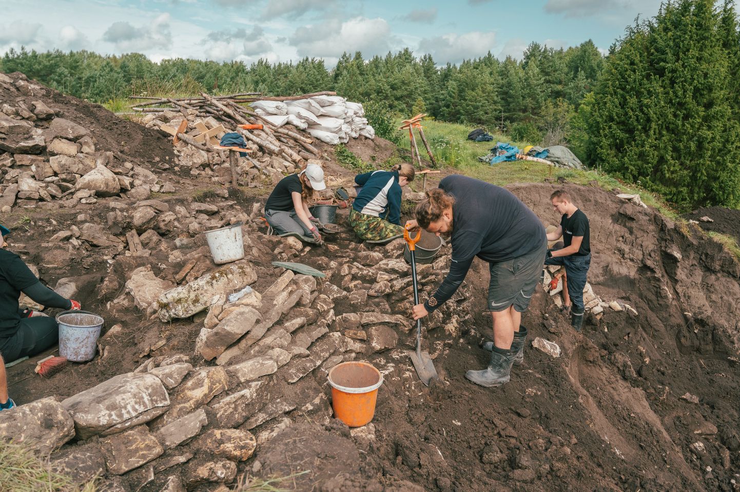 Ükski arheoloog ei lähe kaevama üksi – suur abi on vabatahtlikest ja tudengitest.