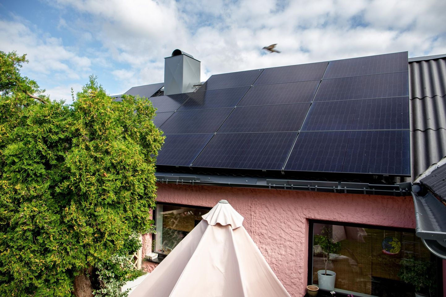 Ats Rääk leiab, et päikesepaneelid teevad tema katuse ilusamaks ja peale elektritootmise pakuvad ka varju päikeselõõsa eest.