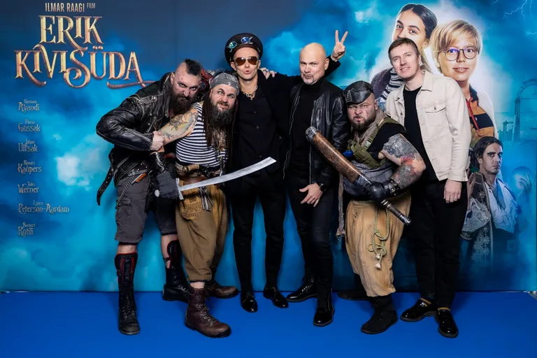 Grupas "Prāta vētra" mūziķi ar filmas varoņiem filmas pirmizrādē Tallinā